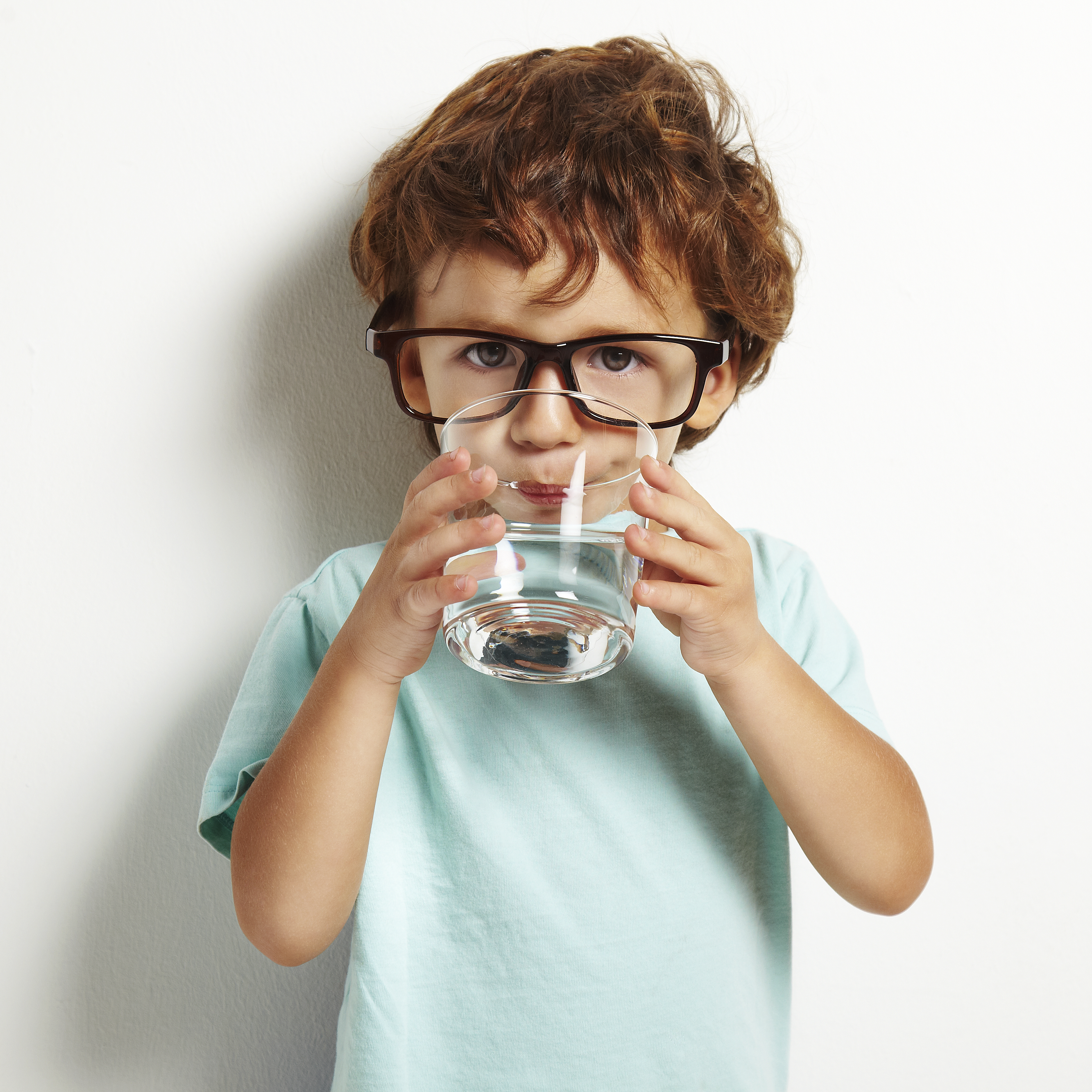 Junge trinkt ein Glas Wasser