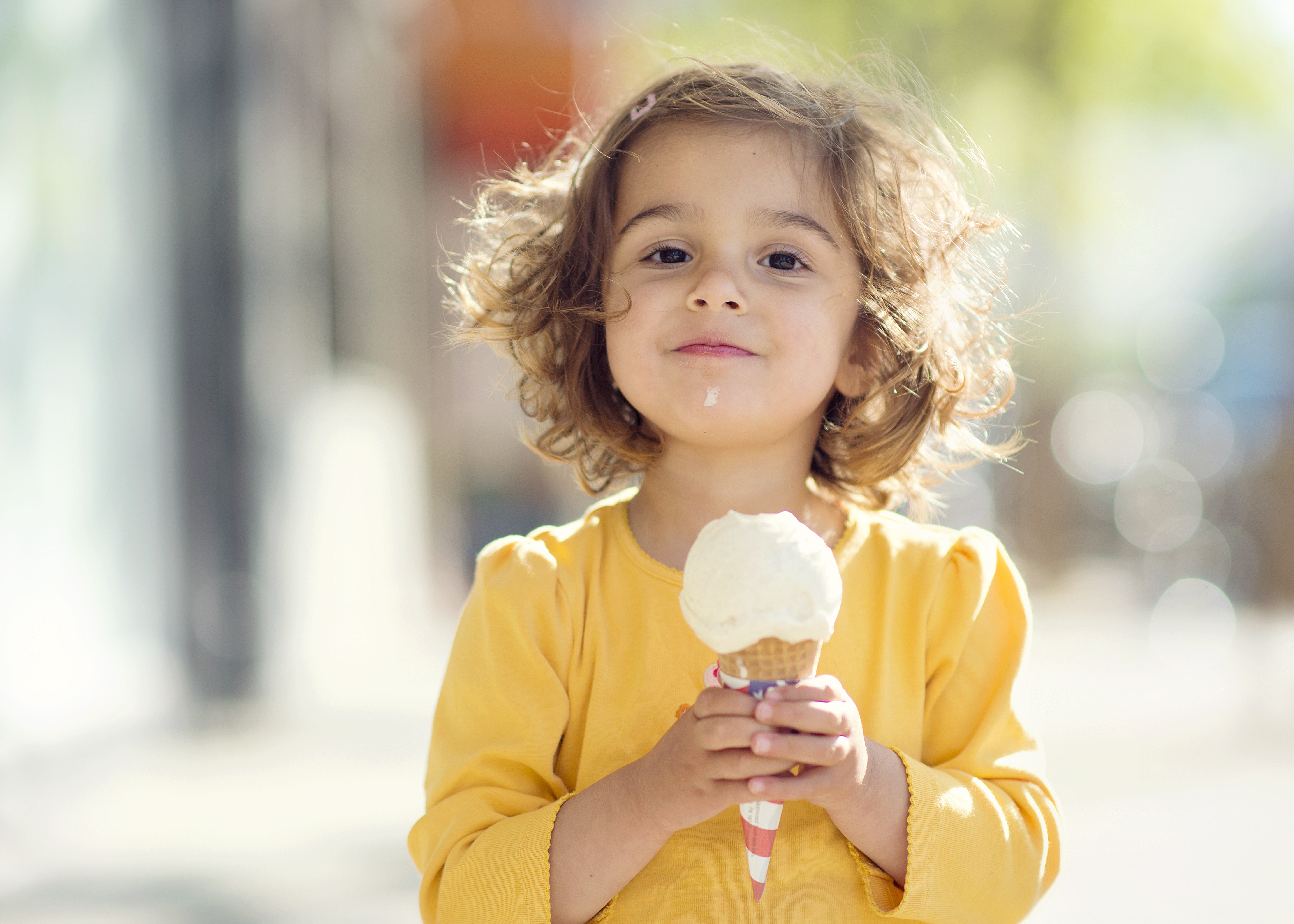 Mädchen isst ein Eis