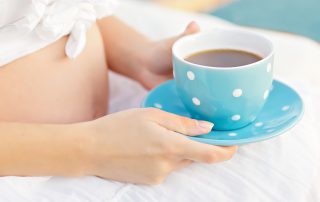 Schwangere mit einer Tasse Kaffee